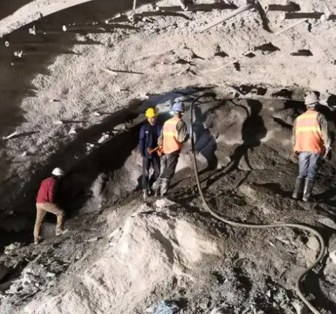 浈江隧道拱顶带模注浆料，微膨胀注浆料的特点及施工工艺